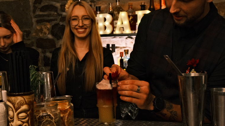 barmani podczas pracy