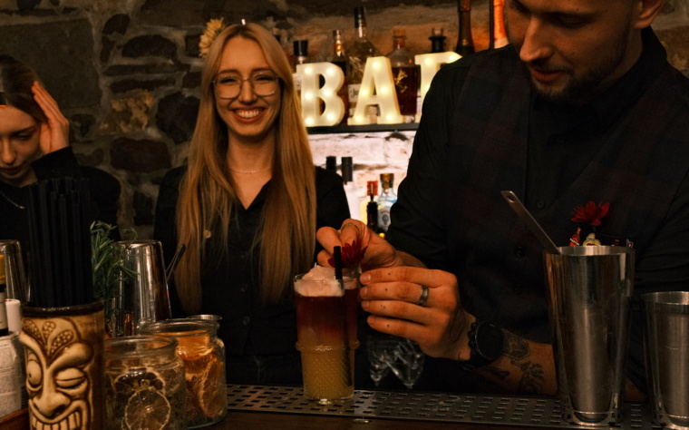 barmani podczas pracy