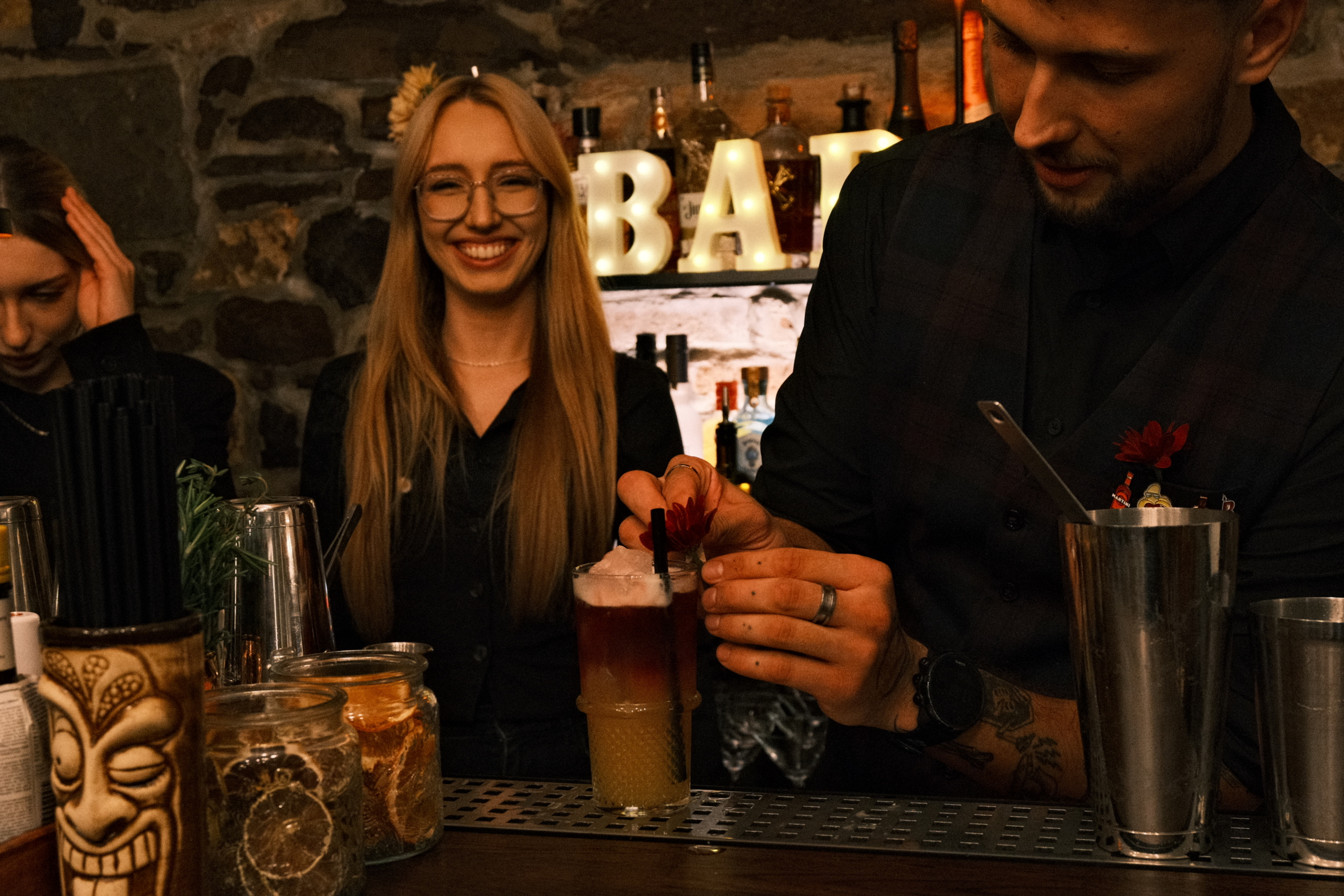 barmani podczas pracy