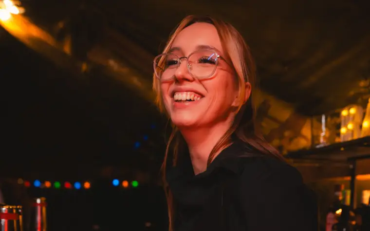Barmanka uśmiechnięta