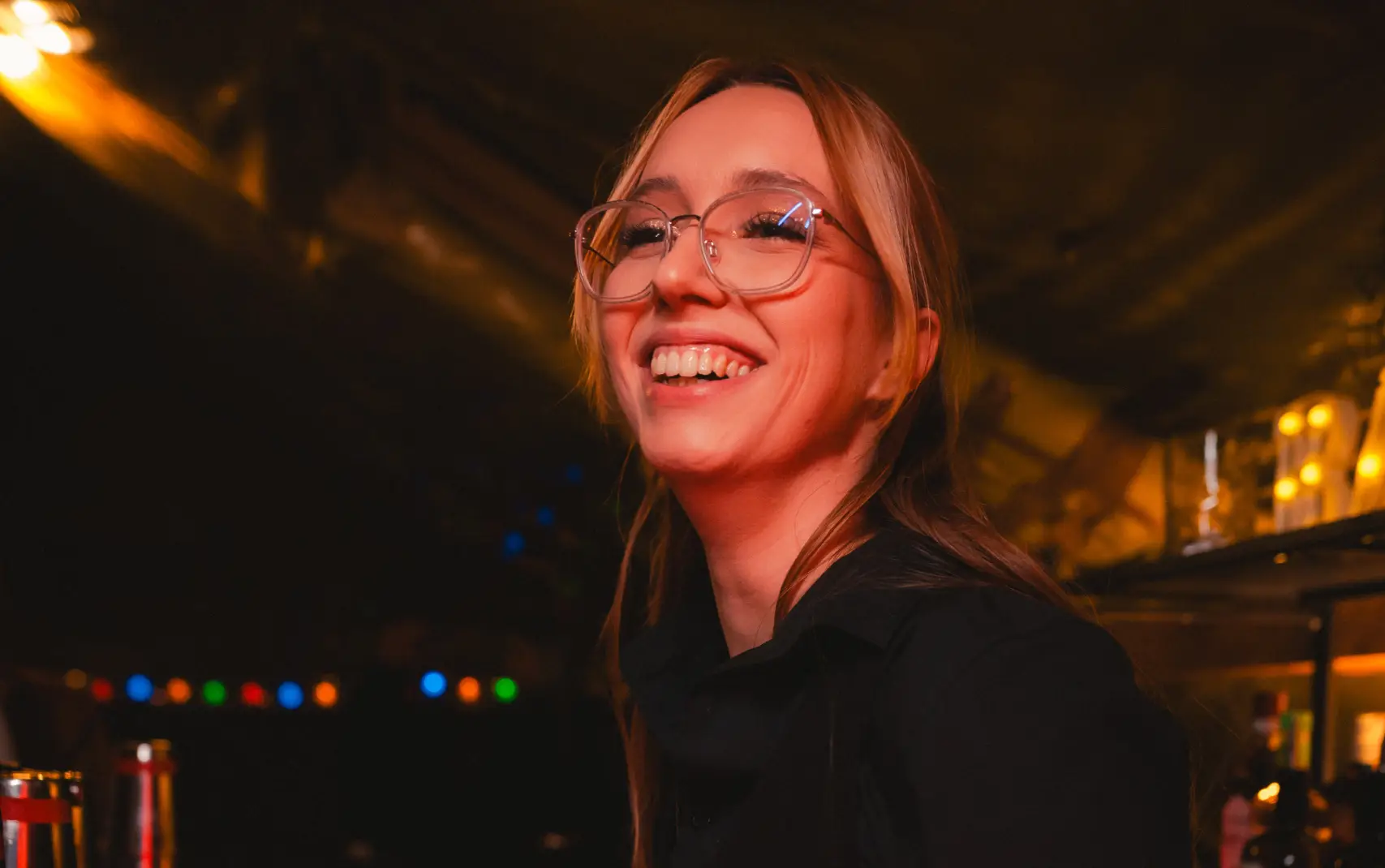 Barmanka uśmiechnięta