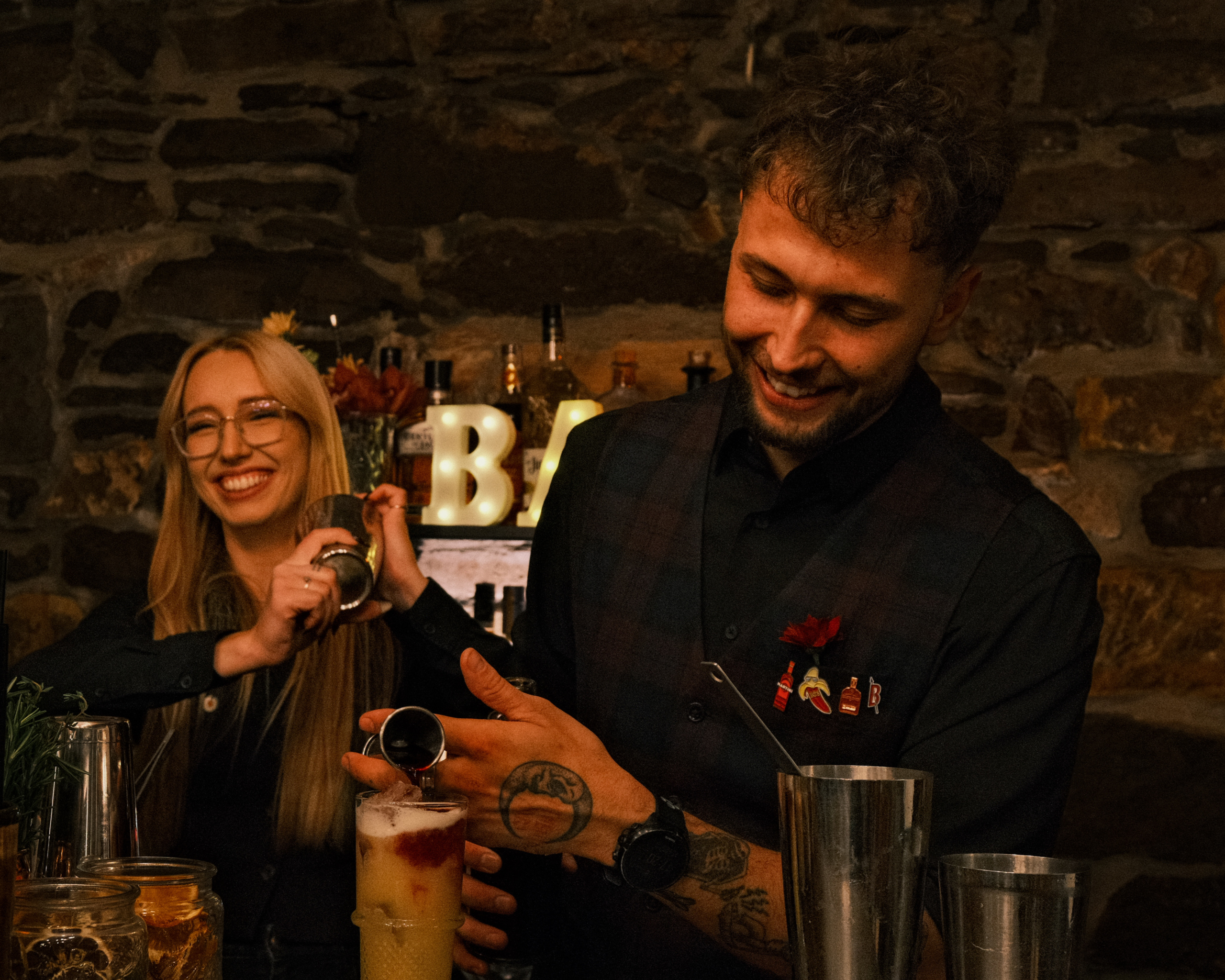 barmani robią koktajle