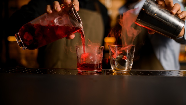 dwóch barmanów dwa koktajle