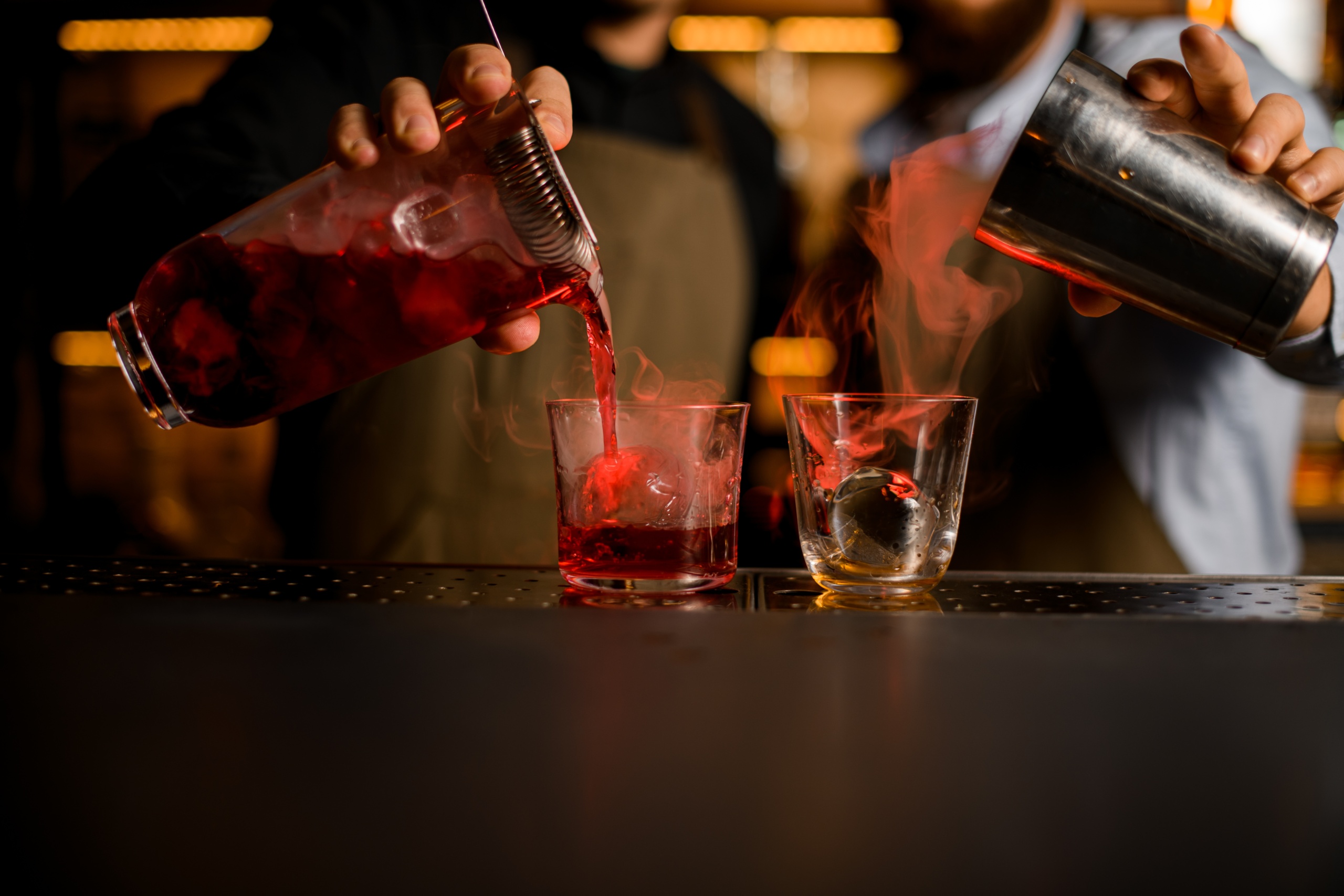 dwóch barmanów dwa koktajle