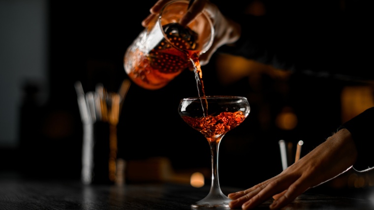 barman przelewa koktajl