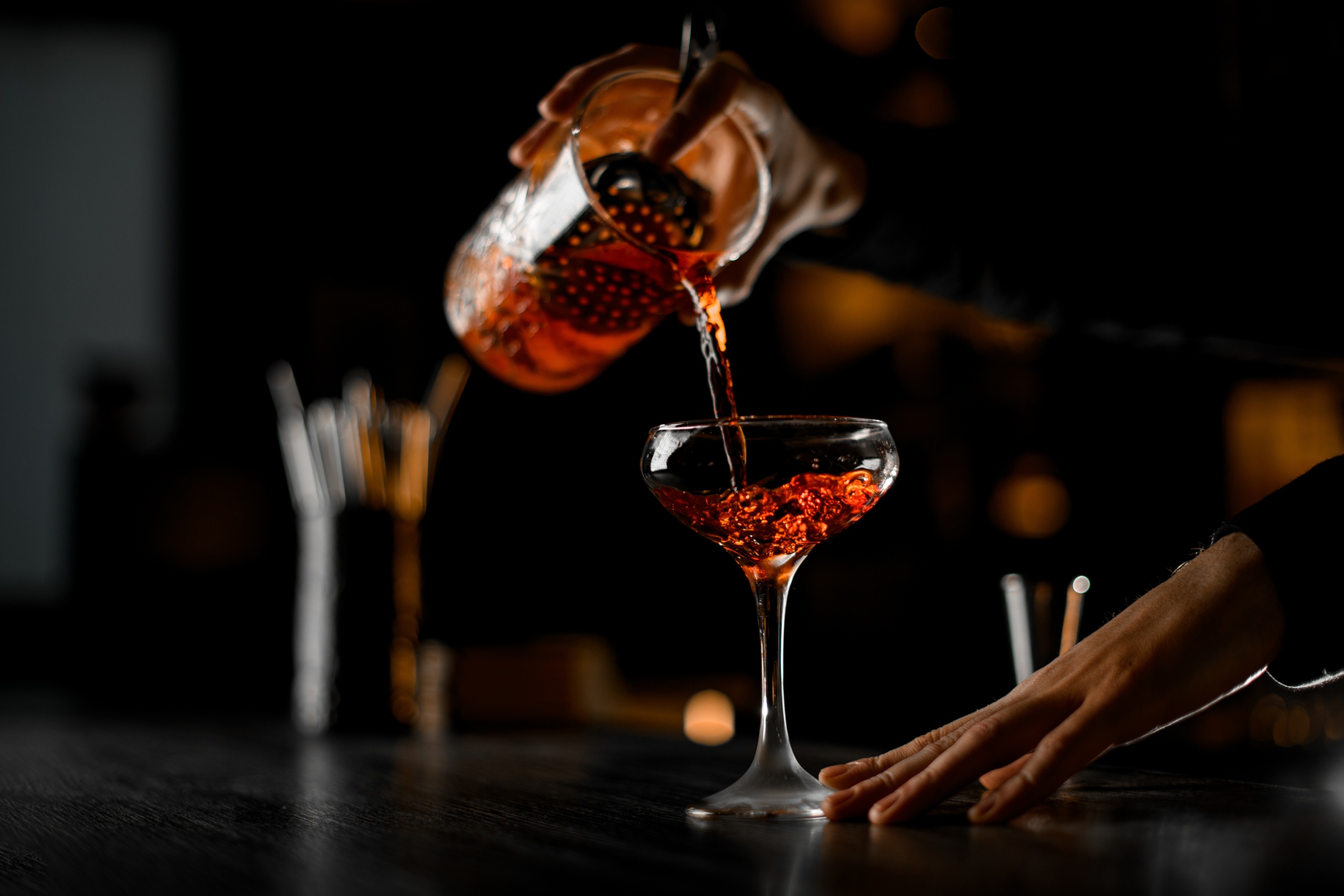 barman przelewa koktajl