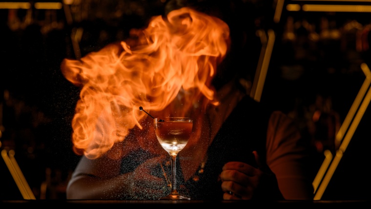 barman podpala koktajl