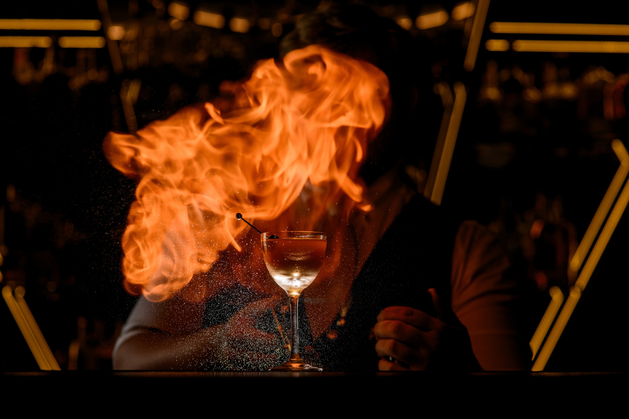 barman podpala koktajl